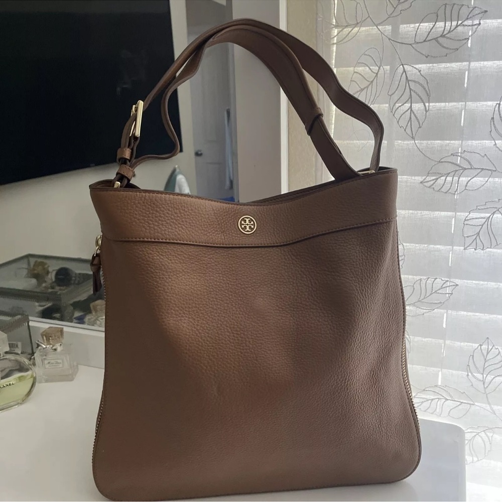 Tory Burch Robinson Expandable Hobo and Wallet - Picture 13 of 16